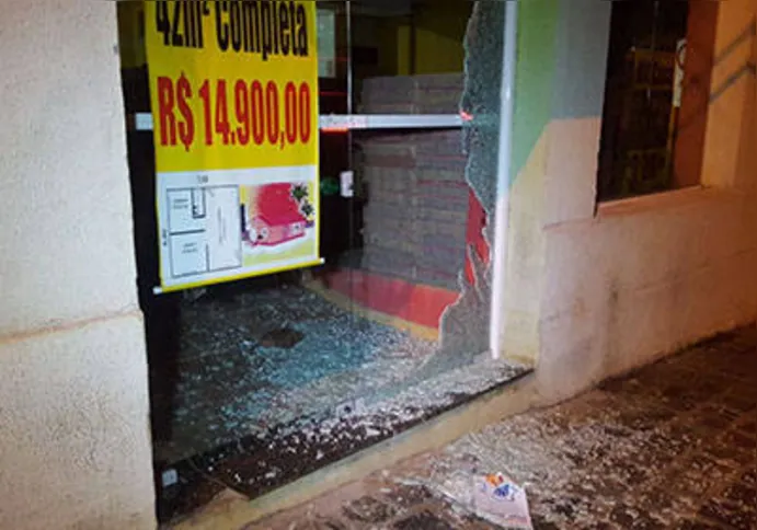 Imagem ilustrativa da imagem Bandidos usam pedra para quebrar porta de loja
