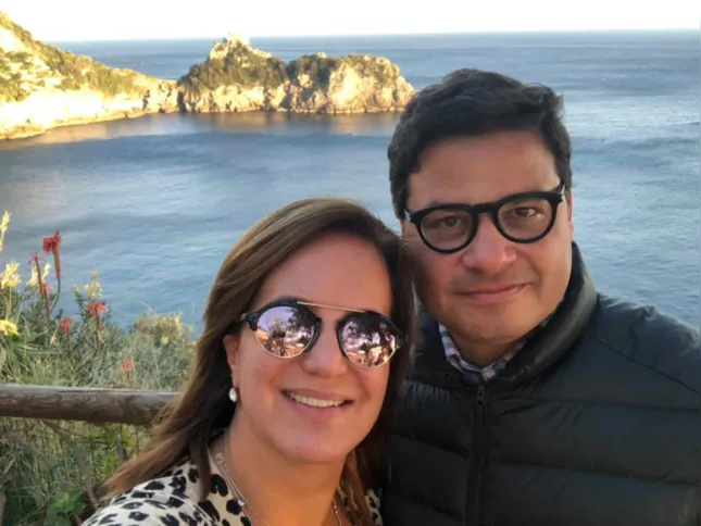 Sinônimo de elegância e finesse, Patrícia de Barros Oliveira será muito cumprimentada pela passagem de seu aniversário nesta quinta-feira (10). No registro, Patricia e seu marido Sandro Alex. Da coluna RC os votos de alegrias e saúde.