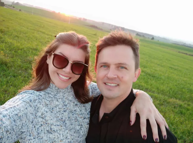 Karine Osório Duda foi muito cumprimentada pela passagem de seu aniversário na última terça - feira (8). No registro, Karine com seu marido Luiz Duda. Da coluna RC os votos de alegrias e realizações.