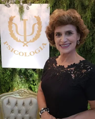 Ângela Salim foi muito cumprimentada pela passagem de seu aniversário no último domingo (6). Ângela é uma das celebrantes de casamento mais requisitadas da região.  Da coluna RC os votos de realizações e alegrias.