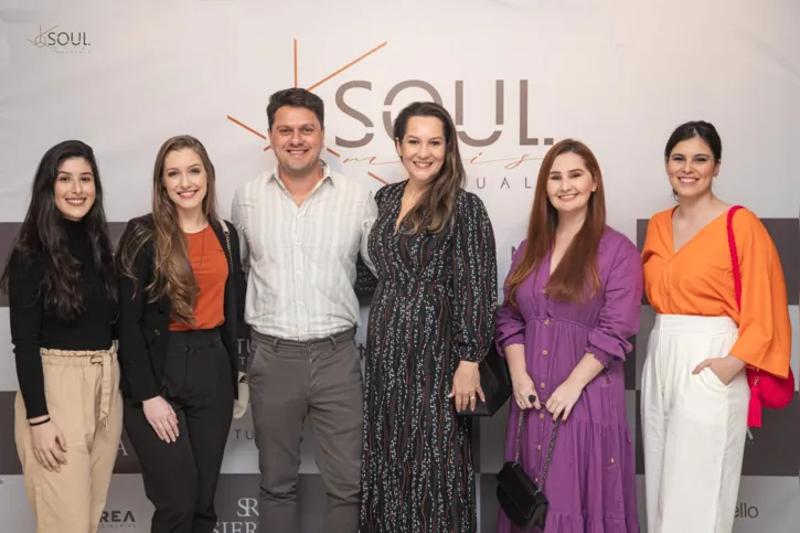 Juliana Maciel, Rafael Dutra e equipe do escritório Juliana Maciel Arquitetura e Interiores