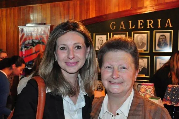 A advogada Luciana Reusing também é uma das aniversariantes desta terça - feira (8). No registro especial, Luciana ao lado de sua mãe, Mirian Reusing. Da coluna RC os votos de alegrias e sucesso