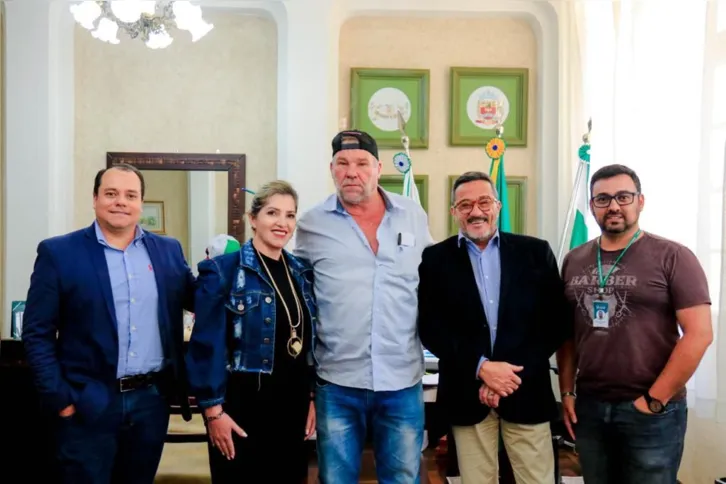 O prefeito de Tibagi, Artur Butina, a primeira-dama e chefe de gabinete, Kelly Oliveira e o secretário de turismo, Rhamonn Rangel Cottar recepcionam o novo diretor da Rede Massa, Pedro Sartorelli, acompanhado do executivo de contas, Everton Costa. Novas parcerias sendo desenhadas para 2023.