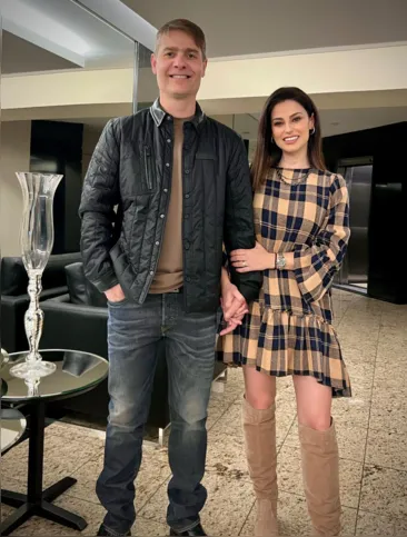 A publicitária Cassia Cônsul Teixeira celebra a passagem de seu aniversário nesta quinta-feira (24). Cassia que responde ao lado de seu marido Manoel Teixeira, pela Casa da Comunicação, uma das agências mais requisitadas da região. Da Coluna RC os votos de felicidades e sucesso.