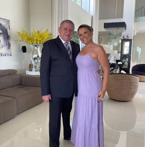 O empresário Hélio Sacchi receberá as felicitações pela passagem de seu aniversário nesta quinta-feira (24). No registro, Hélio e sua esposa Marina Sacchi. Da coluna RC os votos de felicidades e realizações.