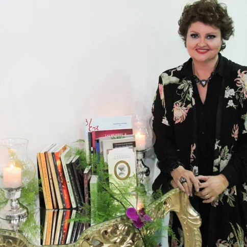 Luísa Cristina dos Santos Fontes será muito cumprimentada pela passagem de seu aniversário no próximo sábado (5). Luísa já é uma frequentadora assídua da coluna RC pelo seu brilhantismo na área Literária, como pesquisadora, professora e escritora. Simpatia e alegria completam a personalidade doce de nossa aniversariante destaque, que merece todo nosso desejo de sucesso e saúde. Parabéns Luísa, especialmente da coluna RC!
