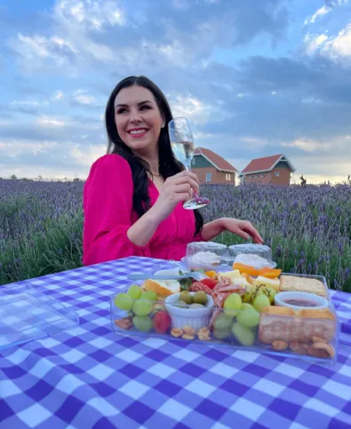 Priscila Koteski apresentadora do Programa Destaque veiculado pela Rede Massa TV Guará, afiliada ao SBT recebeu as felicitações pela passagem de seu aniversário no último sábado (5). Da coluna RC os votos de felicidades e realizações