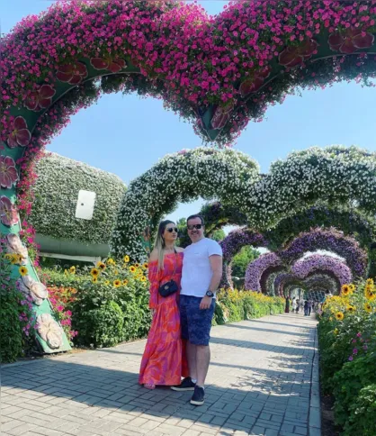 O engenheiro agrônomo Rafael Gil Nogueira Gimenes e a empresária Karina Kisxiner curtem momentos conhecendo a modernidade, tecnologia, o luxo e a cultura que Dubai nos Emirados Árabes reserva para seus visitantes.