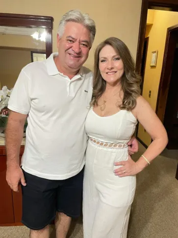 Sebastião Mainardes Junior será muito cumprimentado nesta quinta-feira (24) pela troca de idade. No registro, Sebastião e sua esposa Scheila Mainardes.  Da coluna RC os votos de realizações.