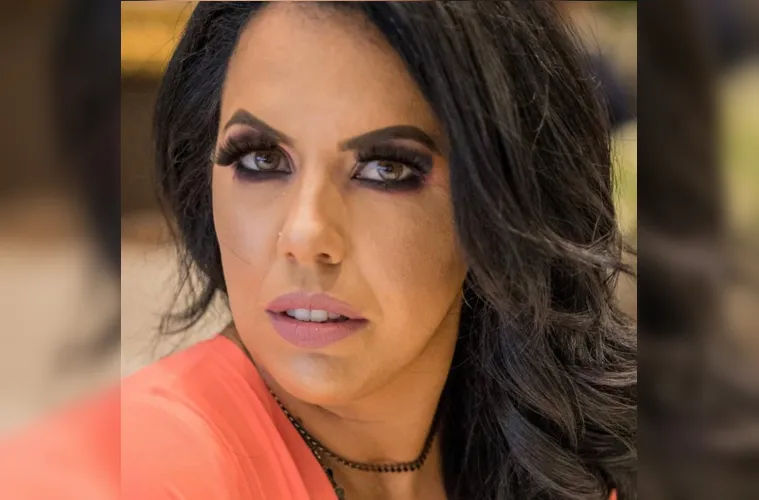 Nosso destaque é da área de Comunicação e responde junto com sua filha, Gabriela, pela agência de Comunicação e Marketing, A Fabr1ca. Nadja Marques reuniu suas forças para recomeçar no mercado da Comunicação depois de mais de 20 anos atuando no mercado Corporativo tendo uma breve passagem pela gestão pública. A Fábr1ca surgiu em 2019, quando Nadja resolveu atuar com aquilo que sempre soube fazer, marketing pensado para potencializar marcas e clientes com um olhar muito pessoal e ampliado por sua vasta experiência como cliente que sempre esteve do outro lado da ponta. “Criei um negócio muito baseado na minha expertise de ter um olhar cheio de vivências e amplamente curioso sobre como desenvolver marcas, pessoas e projetos” explica Nadja. 
O sucesso é constituído de muito suor, trabalho, aprendizado e recomeços. Para Nadja nada é estável e cabe a cada um desenhar caminhos diários em direção ao sucesso além de compreender com a maturidade que sucesso nada mais é que pequenas doses de motivação e conquista numa jornada ampla e pontuada de desafios. “Chegar ao pico é contemplar o vale e compreender que será necessário descer novamente e aprender diariamente para que o ciclo seja virtuoso” pondera Nadja. 
2022 e a pandemia como um todo ensinou a nosso destaque que a Vida é breve e é preciso saber viver e dedicar tempo a sí e aos que ama, e que é preciso amar profundamente o que se faz para que isso tenha sentido. 
Sobre um conselho de quem já atingiu o sucesso e chegou num patamar de excelência nossa Destaque é modesta em dizer que é preciso estar sempre cercada de boas pessoas, talentosas e igualmente capazes, que é necessário aprender com as reclamações dos seus clientes, é preciso ser criativo e não desistir de boas ideias e, especialmente, estar sempre fortalecida psicologicamente para que os picos e vales da vida façam sentido e projetem para o melhor de cada um.
