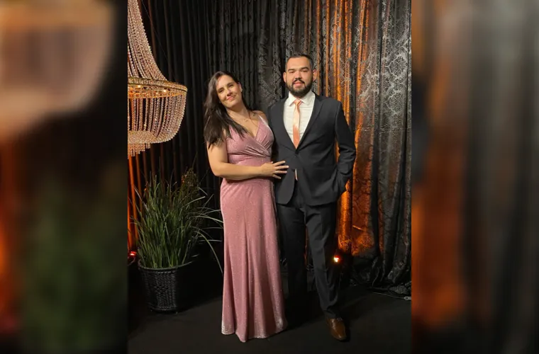 Rafael Koteski será muito cumprimentado pela passagem de seu aniversário na próxima quarta-feira (30). No registro, Rafael e sua noiva Luana Moletta.  Da coluna RC os votos de alegrias e realizações.