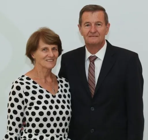 No registro, o casal Janete e Ferdinand van der Vinne, Janete receberá as felicitações pela passagem de seu aniversário nesta quinta-feira (16). Ferdinand é presidente da SICREDI Campos Gerais. Da coluna RC os votos de alegrias e realizações.