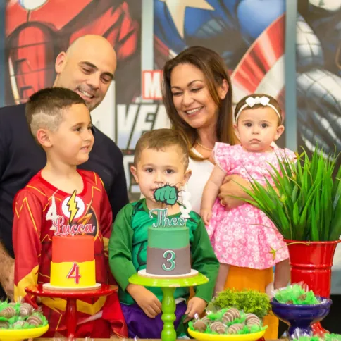 O casal Felippe e Fernanda Vargas nesta sexta-feira (20), comemora seus seis anos de feliz união, bodas de açúcar. No registro, Felippe e Fernanda com seus filhos Lucca, Theo e Liz. Da coluna RC os votos de uma vida feliz, regada sempre na cumplicidade e no amor.