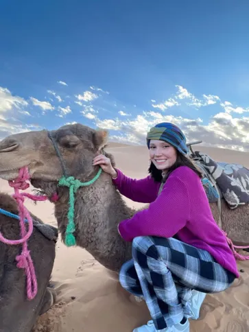 A bela Julia Gorte, curte temporada de lazer e descanso ao lado de amigas em uma viagem especial. No registro, Julia conhecendo as belezas e encantos do Deserto do Saara no Marrocos.