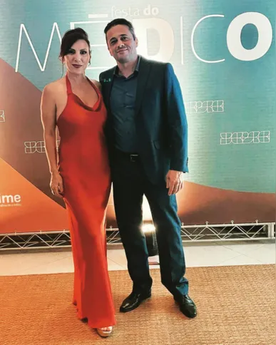 O conceituado médico Rafael Brandão será muito cumprimentado pela passagem de seu aniversário nesta sexta-feira (20). Rafael é destaque entre os médicos na área de cirurgia vascular, celebra a data na intimidade familiar. No registro, Rafael e sua esposa Mara Braun. Da coluna RC o desejo de uma vida repleta de realizações.