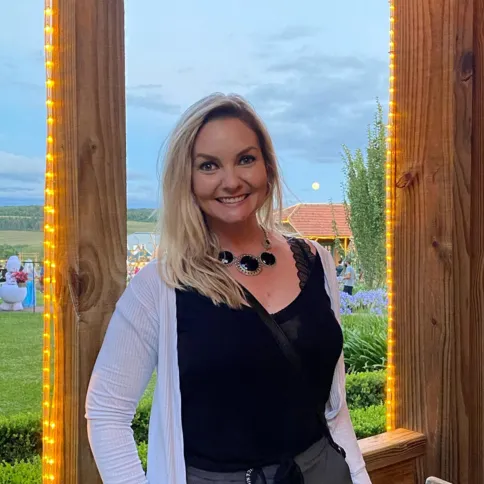 Viviane Mallmann Dareli empresta sua elegância e beleza para coluna RC. A competente jornalista comemora seu aniversário nesta sexta-feira (20). Viviane é um dos rostos conhecidos do jornal local da RPC, e com maestria nos informa sobre os acontecimentos de Ponta Grossa e região. Da coluna RC os votos de sucesso e prosperidade.
