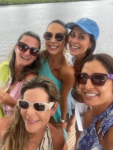 Curtindo a temporada de verão em Caiobá no litoral paranaense as amigas Maytê Milleo, Roberta Nascimento Damiani, Tatiana Hyczy, Larissa Hyczy Bacila e Nicole Queiroz Hauer.