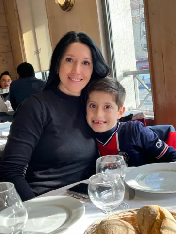 A conceituada estilista Fernanda Nadal e seu filho João Fernando recentemente curtiram temporada de férias na apaixonante cidade de Paris na França. Vale registrar, que Fernanda aproveitou a viagem para aprofundar seu conhecimento nas tendências da moda.