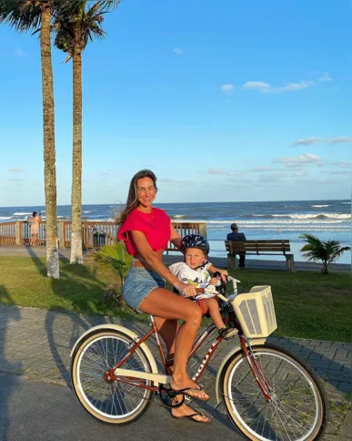 Lorene Caldeira e seu filho Enrico M. Caldeira Penteado em um momento de diversão e cumplicidade na praia de Guaratuba no litoral paranaense.