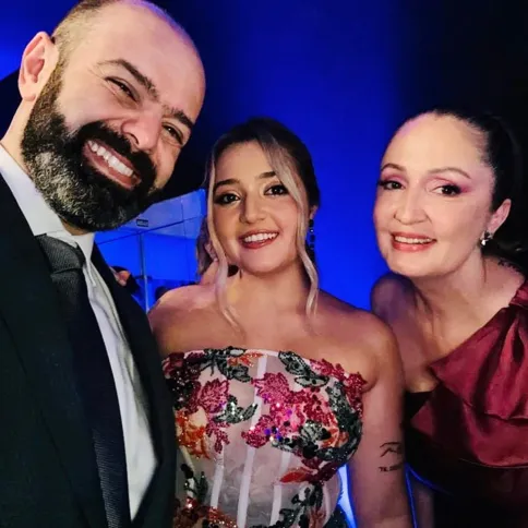 Julia Acras no último fim de semana integrou o time de formandas do curso de Medicina da Universidade Positivo. No registro, Julia e seus pais Rafael e Vanessa Acras. Da coluna RC os votos de sucesso e realizações nesta nova caminhada profissional.