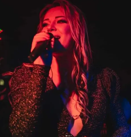 Na sexta Carol Muniz se apresenta no bar