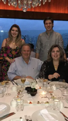 Dagmar Moss recebeu os cumprimentos pela passagem de seu aniversário na última quinta-feira (2). No registro especial, nosso aniversariante com sua esposa Elis e os filhos Vitoria e Lucas Moss. Da coluna RC os votos de felicidades e realizações.