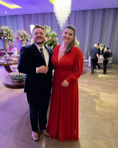Patricia Glinski Kaspczak reserva o dia de hoje (3) para receber as felicitações pela chegada de seu aniversário. No registro, Patricia e seu marido Paulinho Pezak. Da coluna RC os votos de felicidades e realizações.