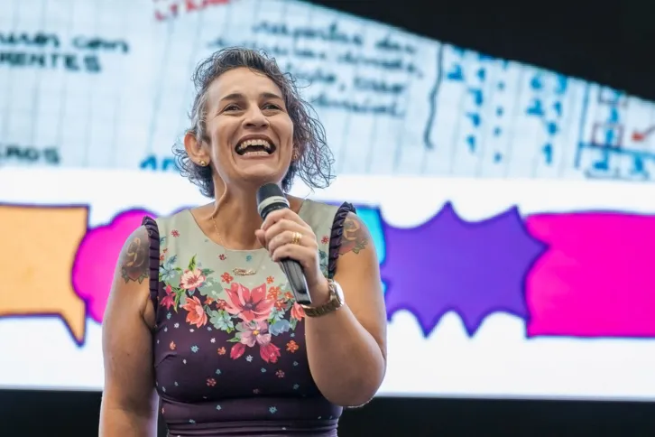 Professora da rede estadual produz conteúdo para alunos e professores de todo o Brasil