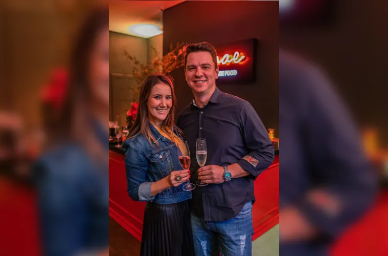 Tamima Gobbo Tuma Schrutt será muito cumprimentada pela passagem de seu aniversário nesta sexta-feira (14). A admirável advogada Tamima é casada com Dino Schrutt e mãe da doce e bela Alice, e do pequeno Leonardo. No registro, Tamima e Dino Schrutt. Da coluna RC os votos de realizações e alegrias.
