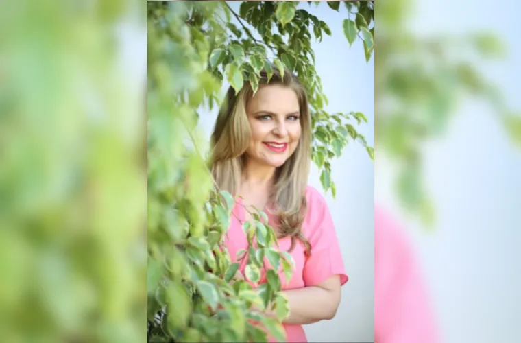 A médica Daniele Araujo festeja a troca de idade nesta quarta-feira (12). Além da data festiva a médica comemora os 23 anos da sua clínica Corpo e Arte, que atua no cenário de beleza e estética. Pela dupla festividade a coluna RC parabeniza a aniversariante.