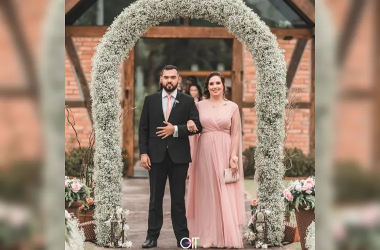 A fisioterapeuta Luana Moletta foi muito cumprimentada pela passagem de seu aniversário no último sábado (11). No registro, Luana e seu noivo Rafael Koteski. Da coluna RC os votos de alegrias e sucesso.