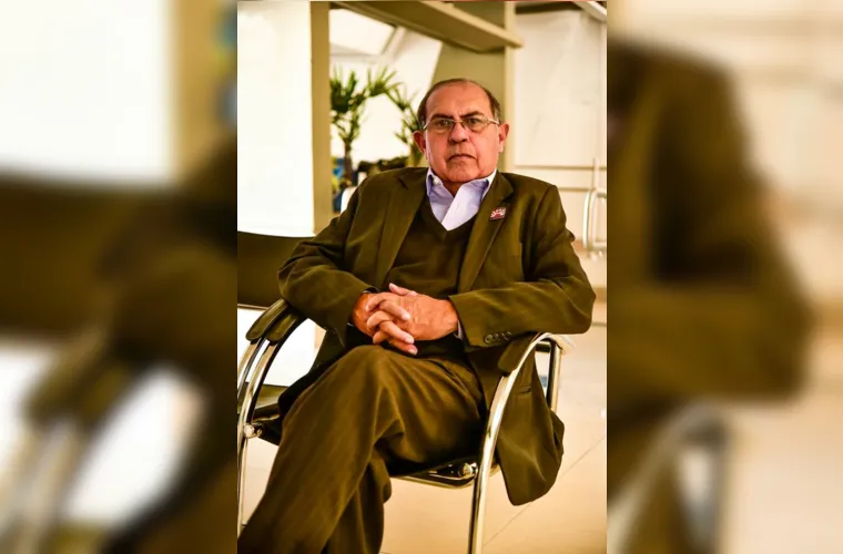 O renomado colunista social Álvaro Andrade foi muito cumprimentado pela passagem de seu aniversário na última segunda-feira (11). O comunicador social dos Campos Gerais apresenta todos os sábados seu programa das 10 às 12 horas, pelas ondas da Rádio MZ FM, de nossa cidade. 
Álvaro com seu estilo próprio dedicou sua vida contando um pouco da história de nossa cidade, eternizando momentos felizes de muitas famílias. Da coluna RC os votos de alegrias e saúde.