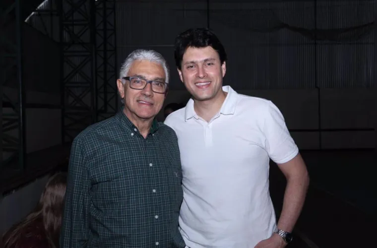 O renomado médico Jorge Irapuan Ferreira da Cunha recebeu as felicitações pela passagem de seu aniversário no último domingo (10). No registro especial, Jorge Irapuan e seu filho Leonardo Saliba Cunha, o conceituado oftalmologista também brinda a chegada de seu aniversário no próximo dia 18. Da coluna RC os votos de prosperidade e alegrias.