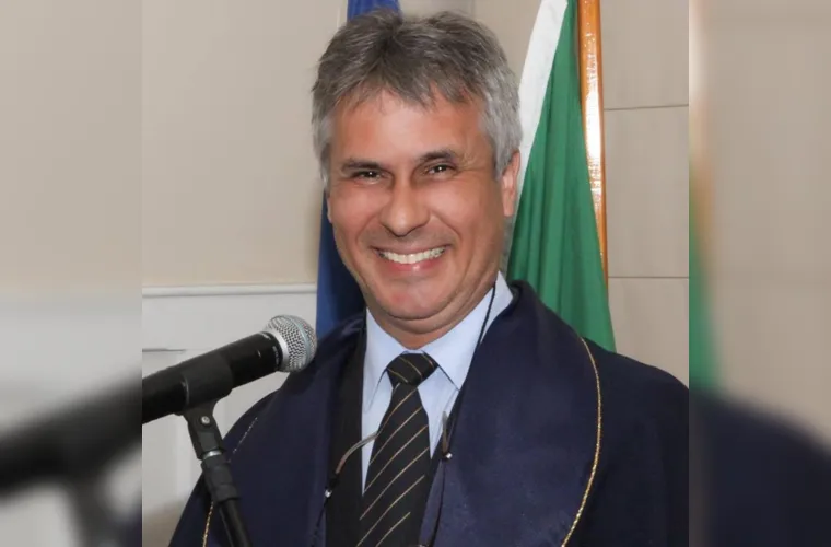 Luiz Fernando Cheres reservou a última quarta-feira (13), para receber as felicitações pela passagem de seu aniversário. Luiz Fernando é graduado em Letras e Direito pela Universidade Estadual de Ponta Grossa, e é conceituado escritor de nossa cidade, elevando a literatura dos Campos Gerais. Da coluna RC os votos de sucesso e alegrias.