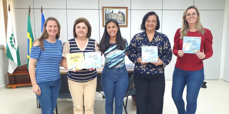 Nas estantes do projeto, espalhadas por 45 pontos em Ponta Grossa e em outros 15 municípios, é possível retirar as duas histórias