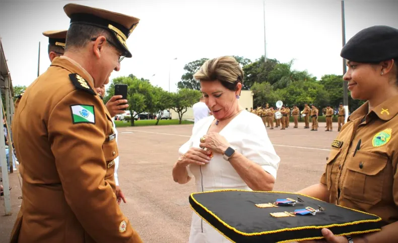 Elizabeth durante a entrega da homenagem, no 1º B.P.M.