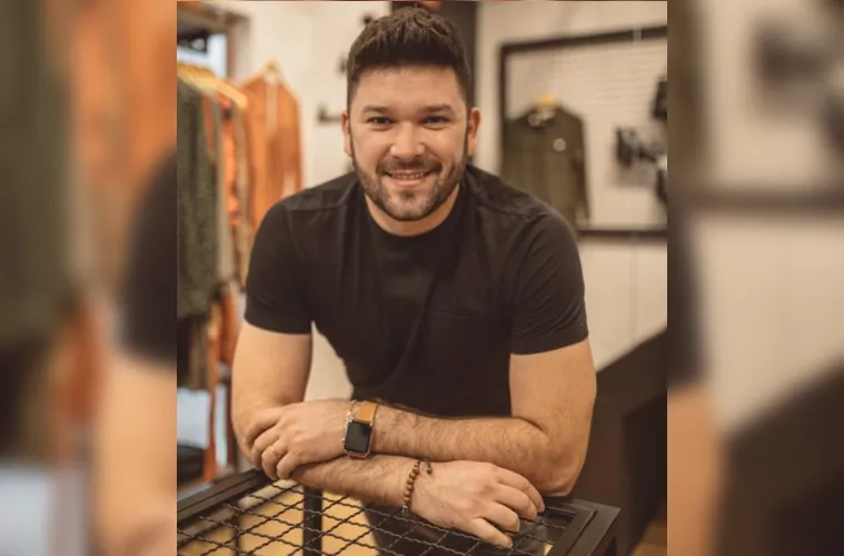 Estão circulando os &#39;save the date&#39; do aguardado evento de 3 anos da renomada loja multimarcas Vibe Clothing. Sob a liderança do visionário empresário Anderson Andrade, a loja se prepara para celebrar essa marcante trajetória de sucesso ao reunir seus queridos clientes para uma noite memorável. O evento, agendado para o próximo dia 7 de maio, promete encantar a todos com experiências únicas e surpresas especiais. Mais uma vez, a assinatura impecável da RC Festas Especiais estará presente, garantindo que cada detalhe seja cuidadosamente planejado para proporcionar momentos inesquecíveis. Estamos ansiosos para fazer parte dessa celebração e compartilhar os destaques deste evento imperdível. Comentaremos em breve.