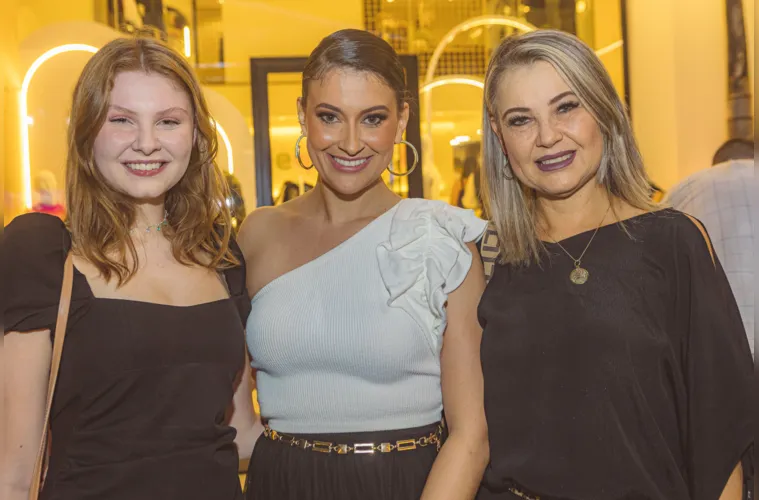 Na tão esperada inauguração da nova Pequeninos, foi um prazer registrar a presença de Mariana Tobias e Tania Sviercoski ao lado da empresária Nane Gorte. A energia contagiante do evento, capturada por Laertes Soares, reflete a promessa de sucesso e prosperidade para este novo empreendimento. Que essa parceria e determinação inspirem muitos outros na jornada do empreendedorismo.