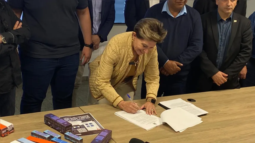Prefeita realizou a assinatura do documento em sala da rodoviária intermunicipal