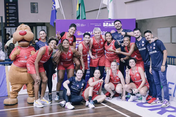 Grupo ponta-grossense celebra vitória com a MVP Nadia ao centro