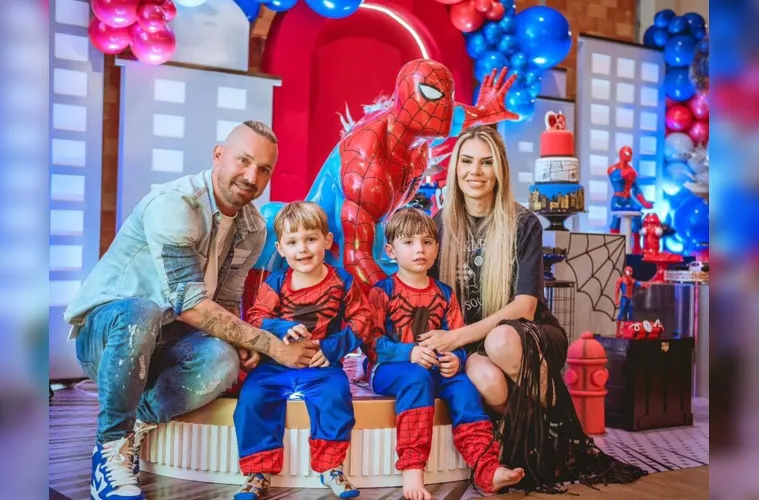 No registro especial, Cássio Luis Rissardo, Caroline
de Miranda e os pequenos Benício e Benjamin de Miranda
Rissardo. Esta família destacada sempre merece ser evidenciada
em nossa coluna, não só pela beleza das imagens, mas também
pela união e amor que irradiam. Da coluna RC, enviamos nossos
votos de contínua felicidade e que continuem a inspirar todos ao
seu redor com seu exemplo de família.