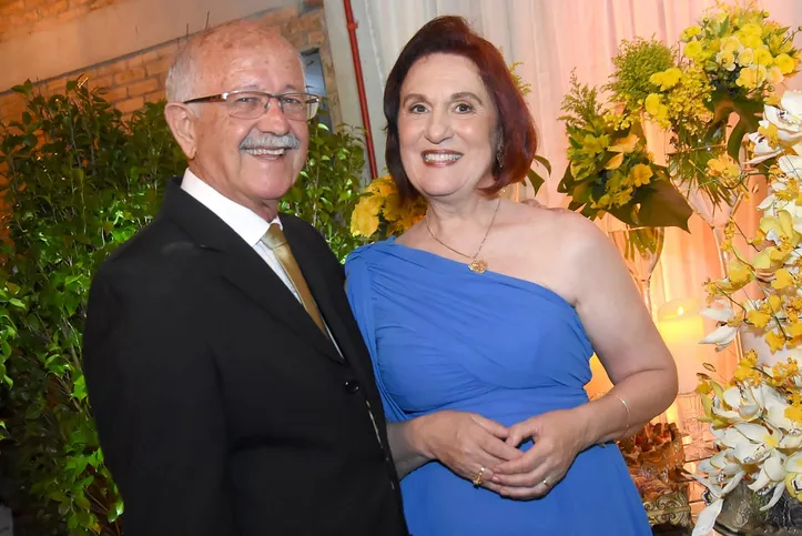 Nesta sexta-feira (12), Ciro Domingos Campagnoli celebra mais um ano de vida e será o centro das atenções. Ao lado de sua esposa, Thelma Cosmoski Campagnoli, recebe o carinho de familiares e amigos, que compartilham a alegria desta data especial. Da Coluna RC, votos de longa vida, saúde, felicidade e conquistas que sigam iluminando sua trajetória.