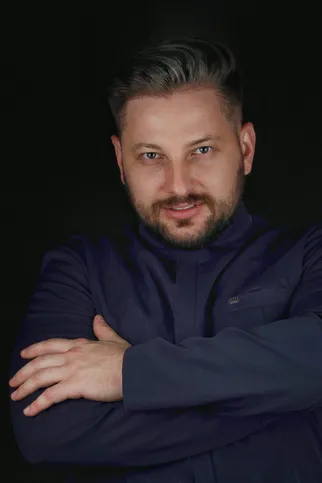 O renomado cirurgião-dentista Lucas Bilek celebrou, na última terça-feira (19), mais um ano de vida. Reconhecido não apenas pela competência técnica, mas também pela atenção e cuidado com cada paciente, Lucas construiu uma trajetória sólida de respeito e credibilidade na odontologia. Da Coluna RC, votos de que este novo ciclo seja repleto de luz, prosperidade e conquistas que traduzam todo o seu talento.