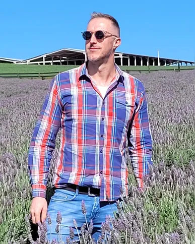 Guilherme Wrobel, talento e dedicação que brilham no renomado salão Seru Cabelereiros, celebra mais um ano de vida na próxima quarta-feira (27). Respeitado pelo profissionalismo e admirado pelo carisma, Guilherme é peça fundamental no sucesso da equipe. A Coluna RC deseja que este novo ciclo seja repleto de conquistas, alegrias e realizações que façam jus à sua trajetória.