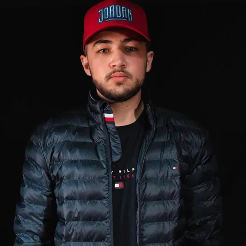 O produtor de eventos Matheus Fanchin brinda hoje, quinta-feira (21), ao início de um novo ciclo, celebrado com alegria entre familiares e amigos. Conhecido por sua energia contagiante e pela habilidade em transformar eventos em experiências memoráveis, Matheus recebe da Coluna RC votos de um ano repleto de brilho e realizações.