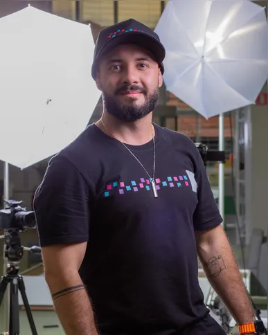 À frente da agência de publicidade K2, Taylan Renan de Macedo de Oliveira comemorou seu aniversário na última sexta-feira (22). Reconhecido por sua visão inovadora e capacidade criativa, Taylan é referência em nossa cidade. Da Coluna RC, votos de muitas conquistas, alegria e prosperidade.