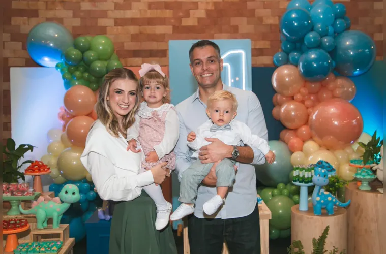 Na próxima terça-feira (30), a empresária Amanda Aleixo B. Rosas celebrará seu aniversário rodeada por sua linda família. No registro, Amanda está acompanhada de seu marido, Tiago Moro Batista Rosas, e de seus filhos, Serena e Augusto Aleixo Batista Rosas, formando um quadro de amor e união. Da coluna RC, desejamos muitas alegrias, sucesso e que esta nova etapa seja repleta de momentos felizes. Parabéns, Amanda!