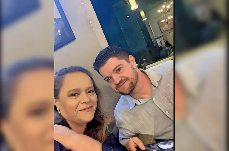 Na próxima terça-feira (24), o advogado Adriano Hass será amplamente felicitado pela passagem de seu aniversário. No registro, Adriano ao lado da sua esposa Andrea Hass, com quem compartilha grandes momentos. Da coluna RC, os votos de uma vida plena, repleta de sucesso e dias inesquecíveis.