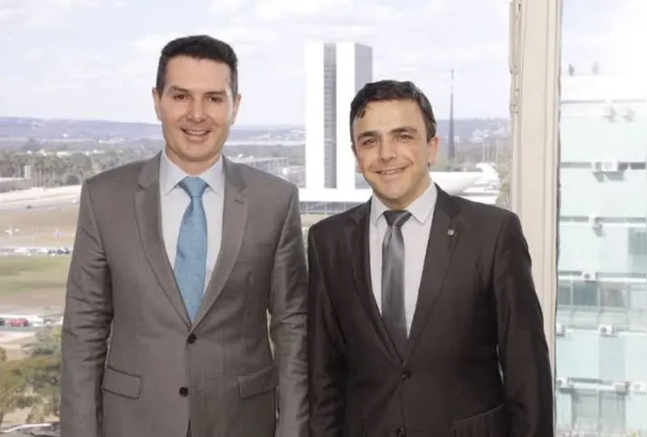 O Ministro das Cidades, Jader Filho, ao lado do deputado federal Aliel Machado, em Brasília