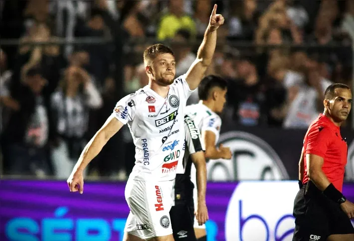 Em Ponta Grossa, com gol de Willian Machado, o Operário derrotou o Santos por 1 a 0.